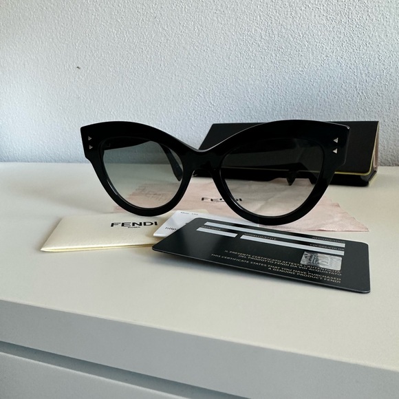 Fendi sunglasses full set - Picture 5 of 9